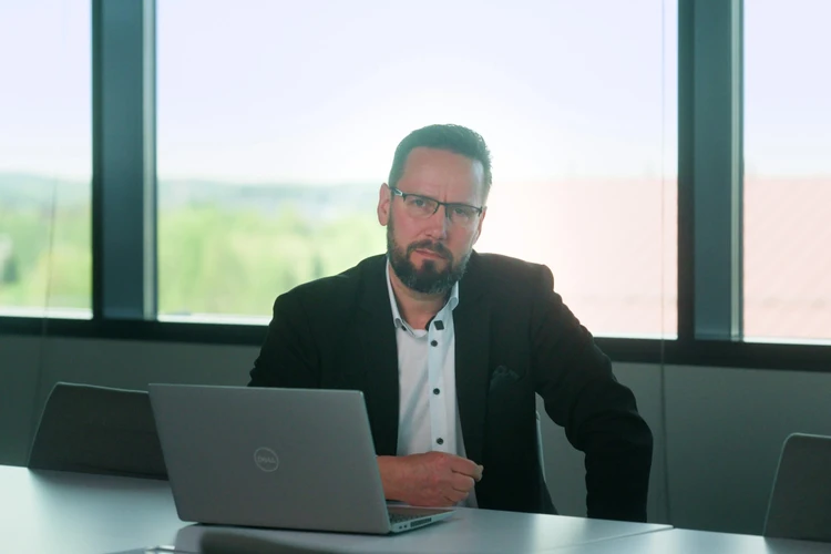 Erkki-Jussi Welling katsoo kohti kameraa