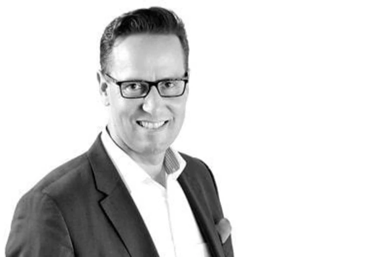 Erkki-Jussi Welling katsoo kohti kameraa