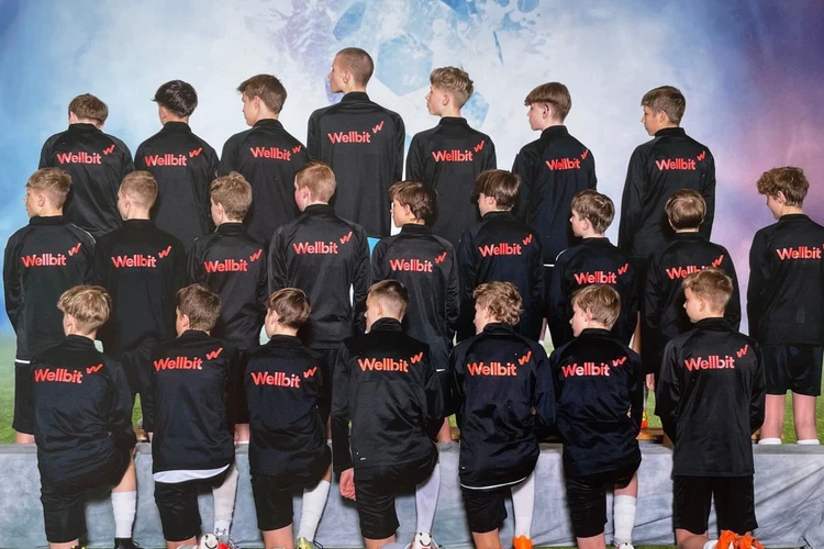 Hakan juniorijoukkue Wellbitin logolla varustelluissa treeniasuissa