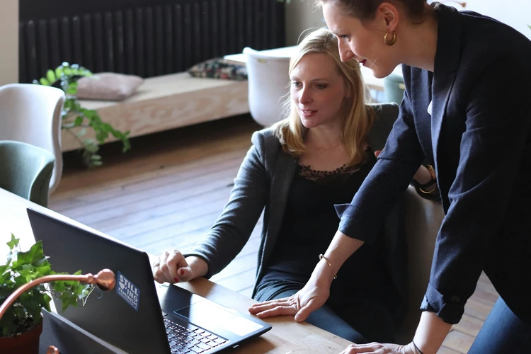 kaksi naista tietokoneen ääressä