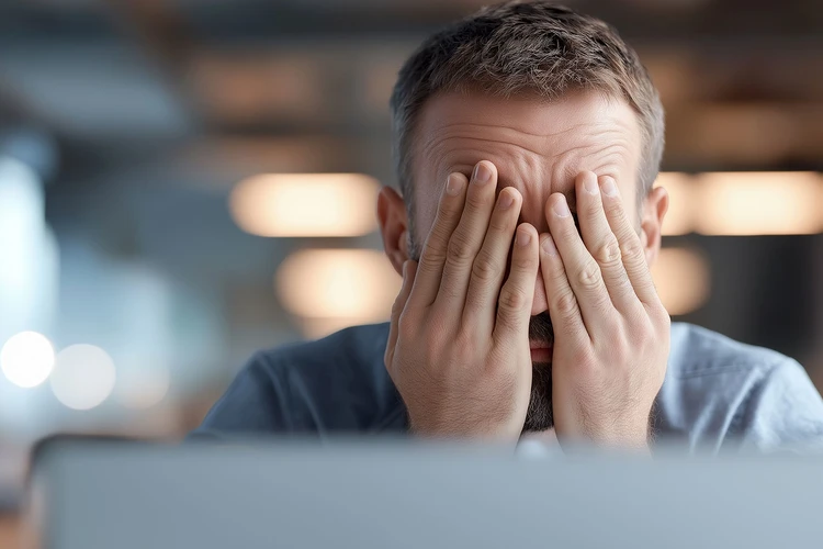 Wellbit työn tuottavuus - mies kädet kasvojen edessä