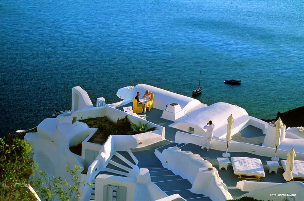 hääpari terassilla Santorini Kreikka