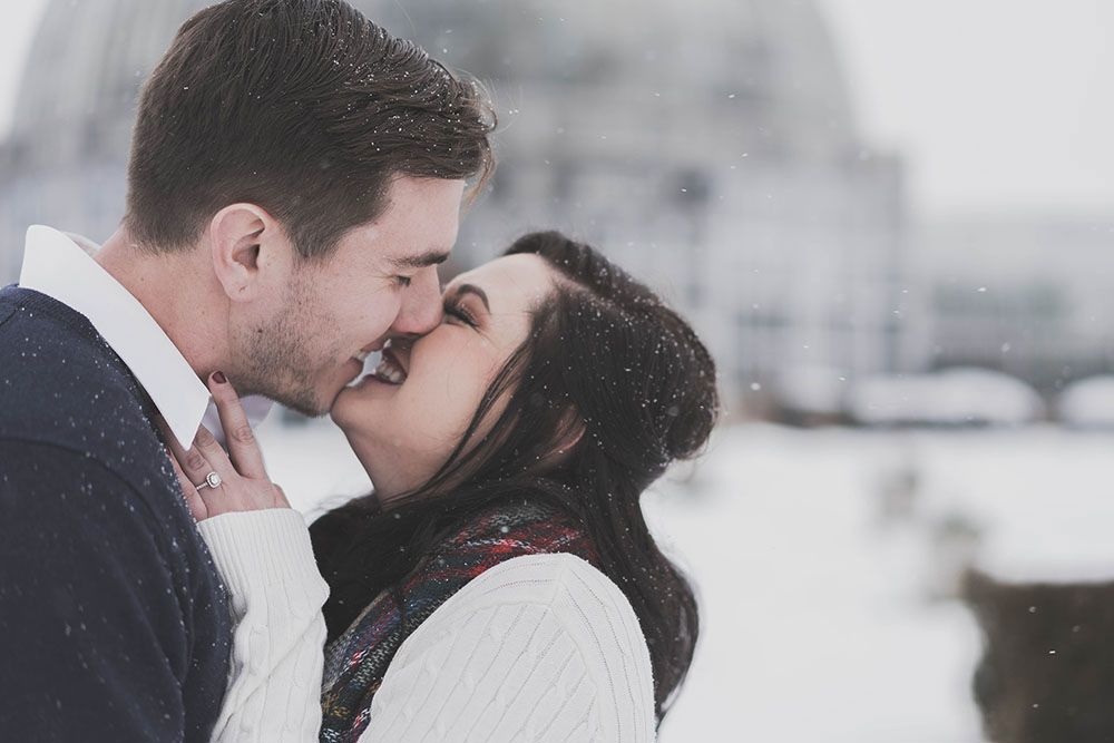 talvihäät pariskunta suutelee talvella