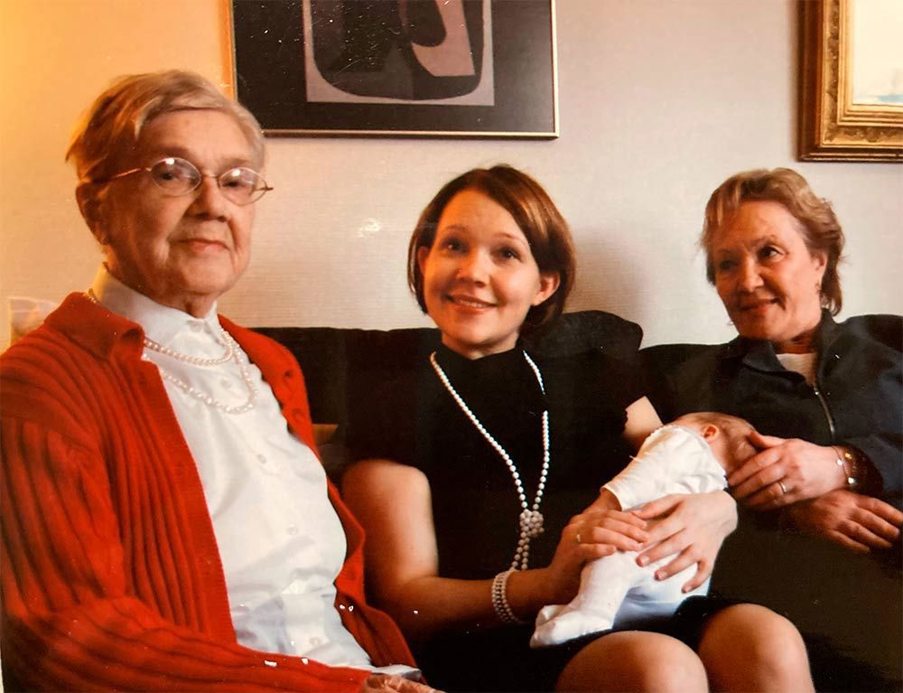 perhekuva mummo morsian Ulla, tytär ja Mirkka äiti