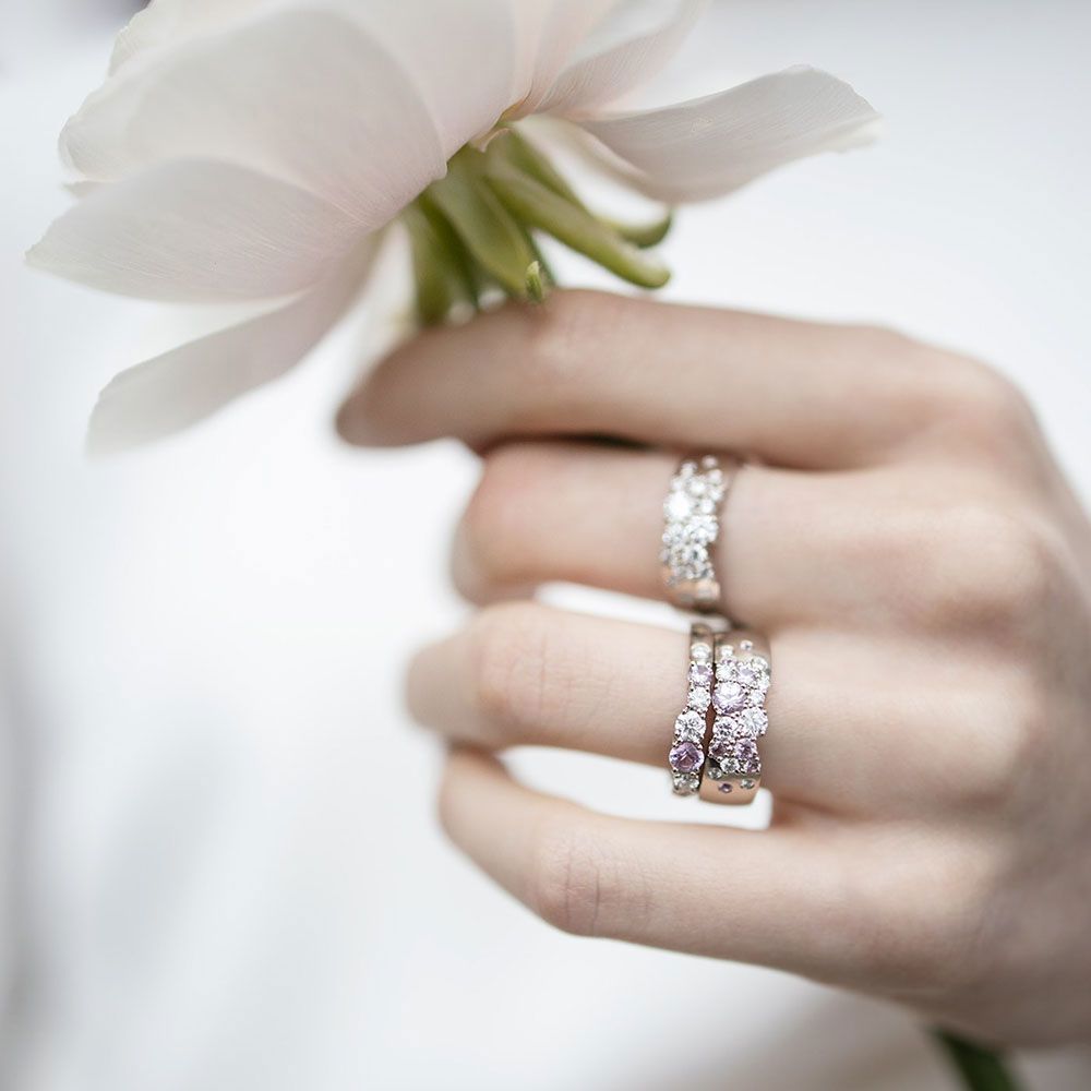 Keto Kevätmalliston sormukset vaaleanpunaisilla safiireilla ja kirkkailla timanteilla.