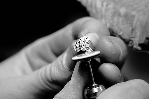 kultaseppä kiilottaa timanttisormusta Festive-timanttikorut