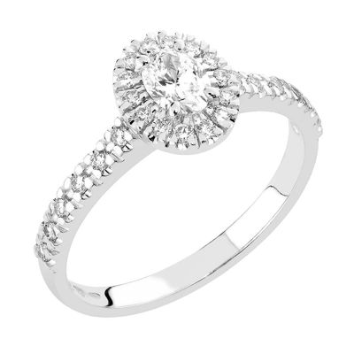 Sandbergin V-850w sormus on kapearunkoinen valkokultainen halotimanttisormus, jossa ovaalihiontainen timantti