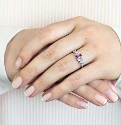 Karkkimaisen kaunis valkokultainen sormus Natasha Pink Festive