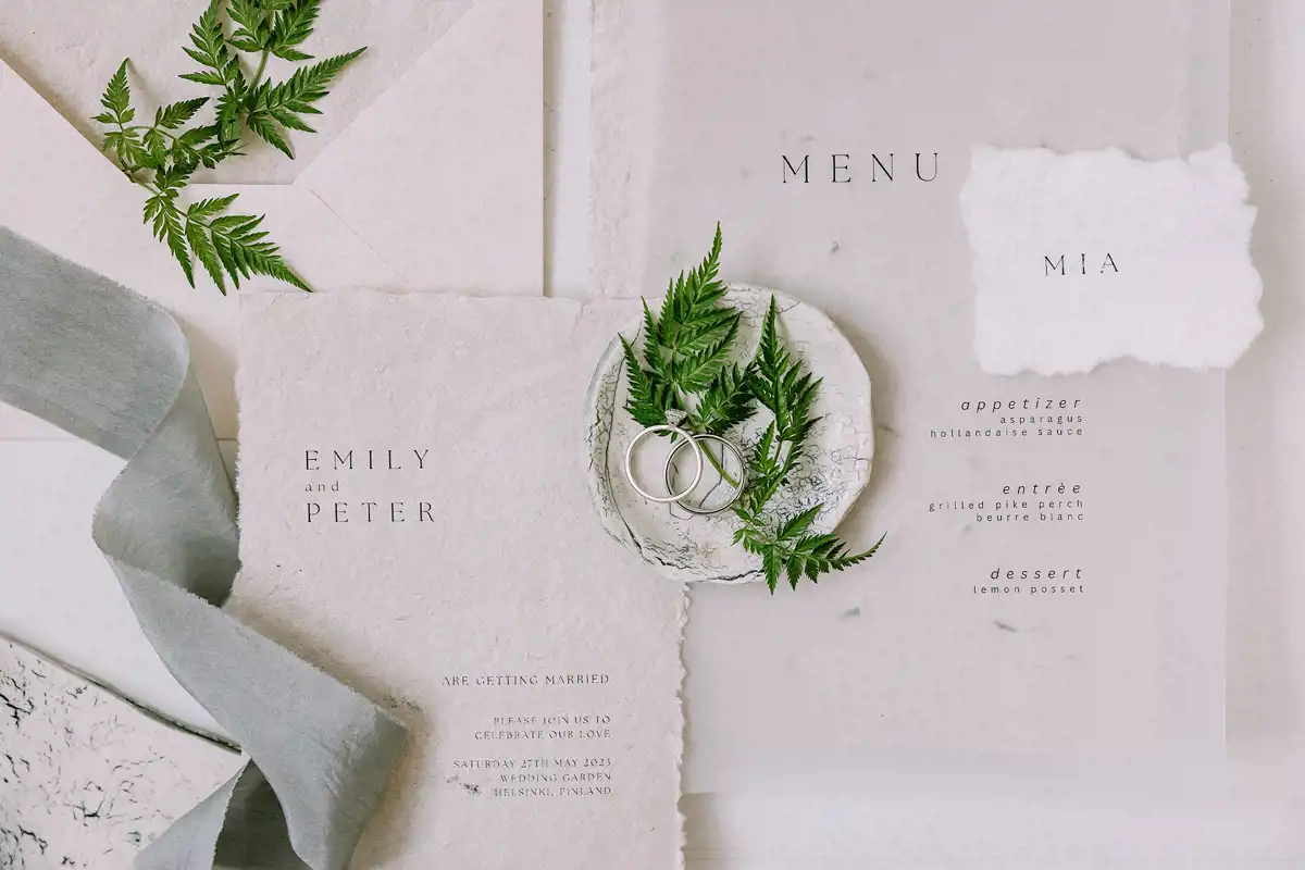 modernin minimalistiset hääkutsu ja menukortti