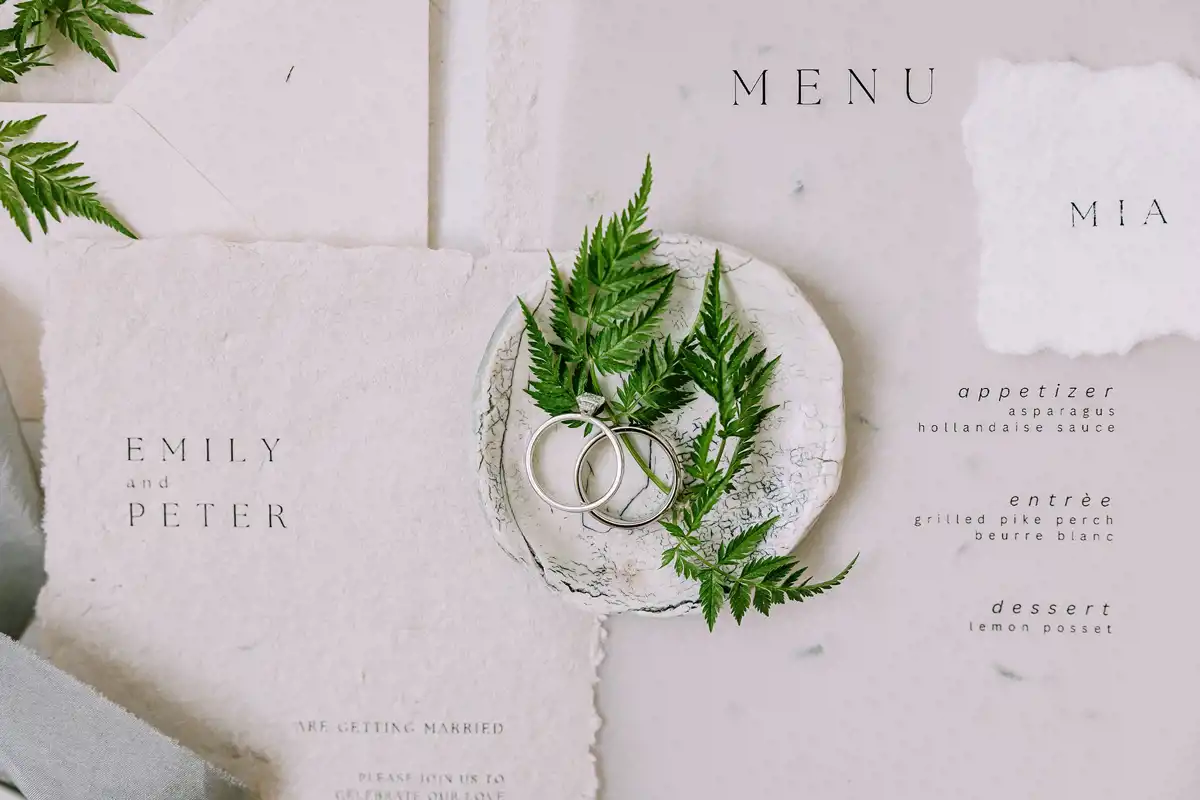 moderni minimalismi hääkutsu ja menukortti pöydällä